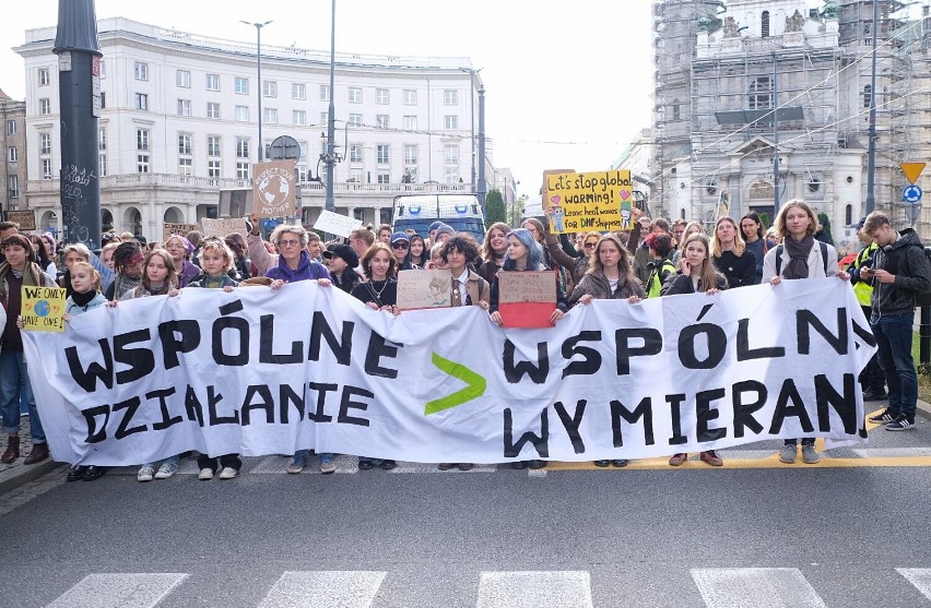 Młodzieżowy Strajk Klimatyczny na ulicach Warszawy. "Wasza bierność nas zabija"
