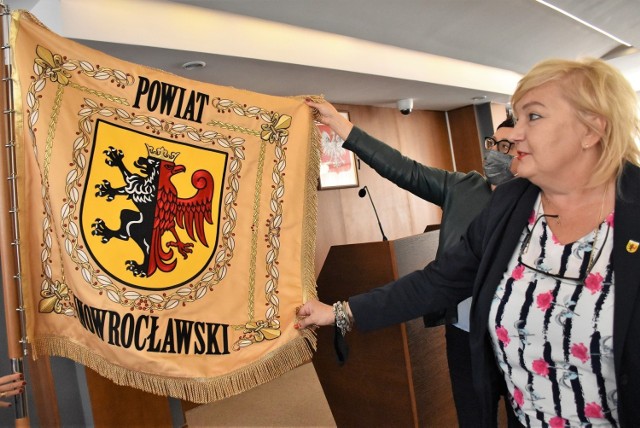 Nowy sztandar powiatu, który na zdjęciu prezentuje starosta Wiesława Pawłowska, ustawiono już w dopiero co wyremontowanej sali sesyjnej rady powiatu