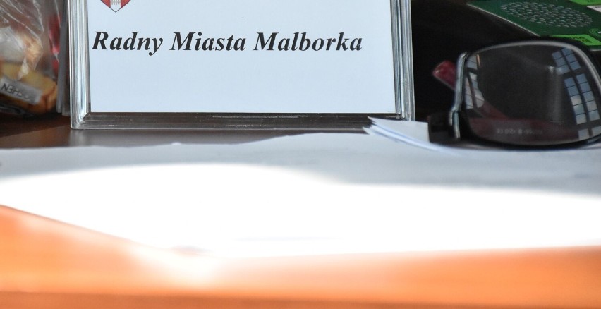 Burmistrz Malborka z wotum zaufania i absolutorium. Radni mają skrajne opinie o stanie miasta: czarnowidztwo, podłożone świnie, zdarta płyta
