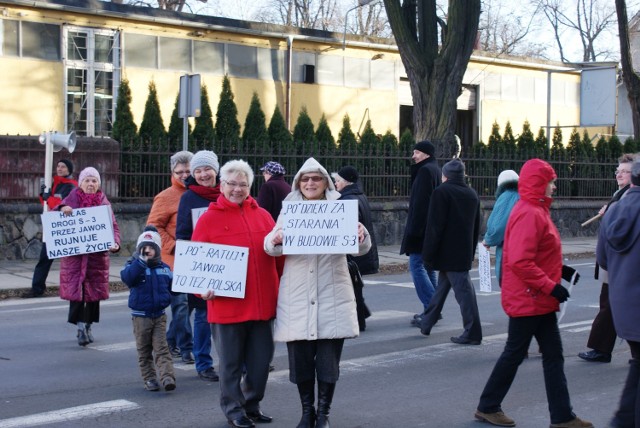 Pikieta na trójce odbyła się dziś w Jaworze. Przyszło około 200 osób w proteście przeciwko odroczeniu budowy odcinka S3 Legnica - Lubawka z obwodnicami miast na trasie.