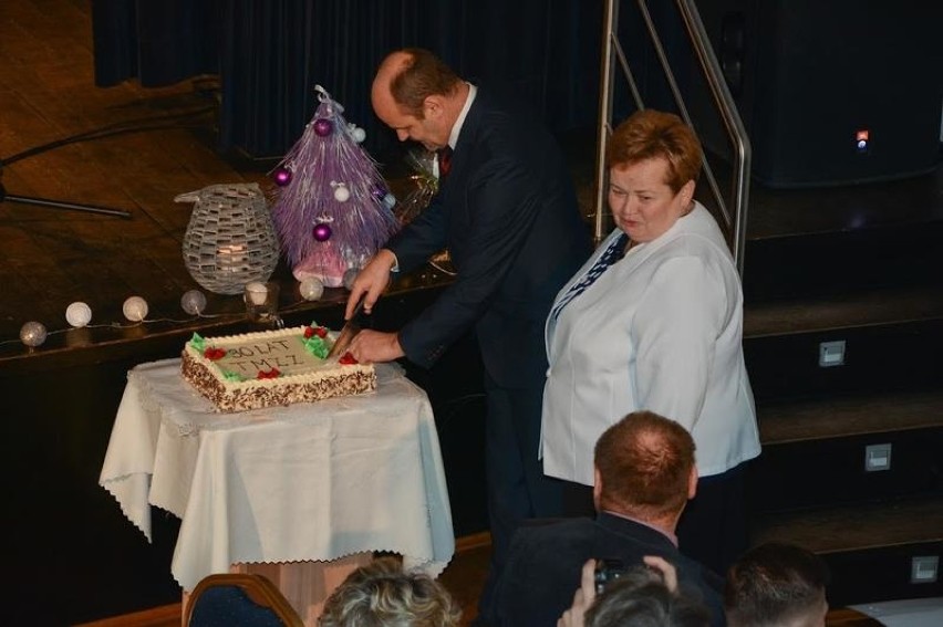 Jubileuszowy tort rozkroił burmistrz Zatora Mariusz Makuch