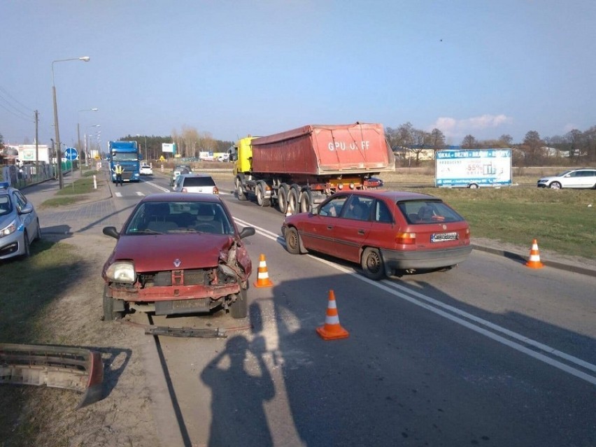 Kolizja na Abrahama Ciężarówka zderzyła się z osobówką