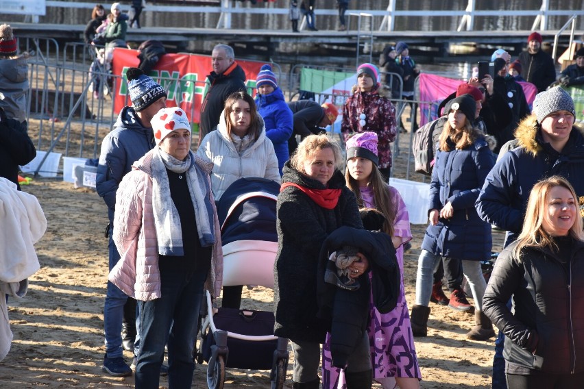 Wolsztyn: Tłumy na plaży podczas otrzęsin morsów. Zabawa była przednia