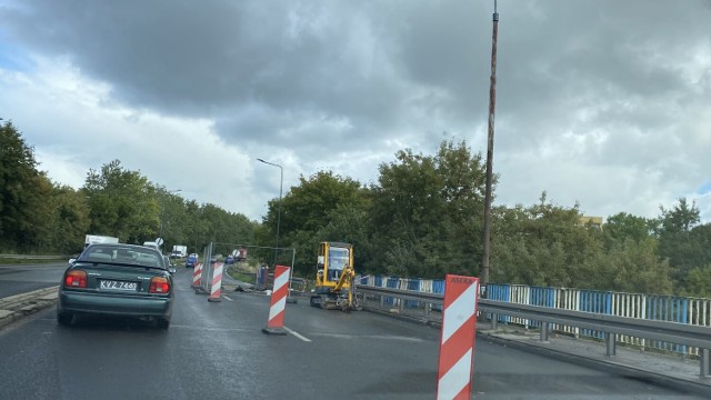 Prace na DK94 potrwają około trzech miesięcy, jednak jezdnia zostanie oddana do użytku szybciej, po około sześciu tygodniach. Zobacz kolejne zdjęcia. Przesuwaj zdjęcia w prawo - naciśnij strzałkę lub przycisk NASTĘPNE