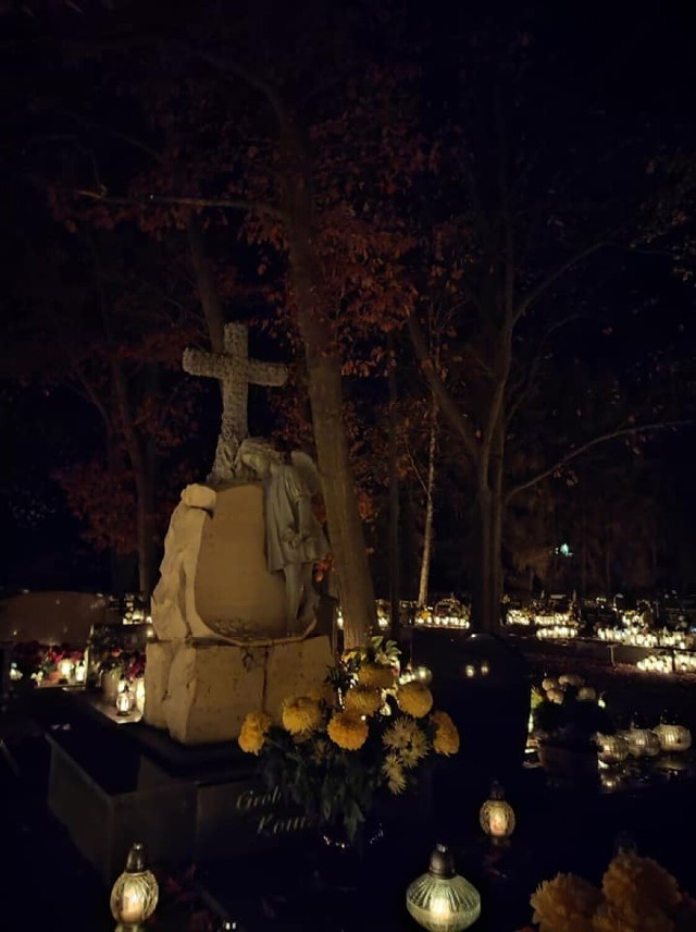 Sanktuarium Matki Bożej Księżnej Sieradzkiej. Cmentarz Parafialny po zmroku