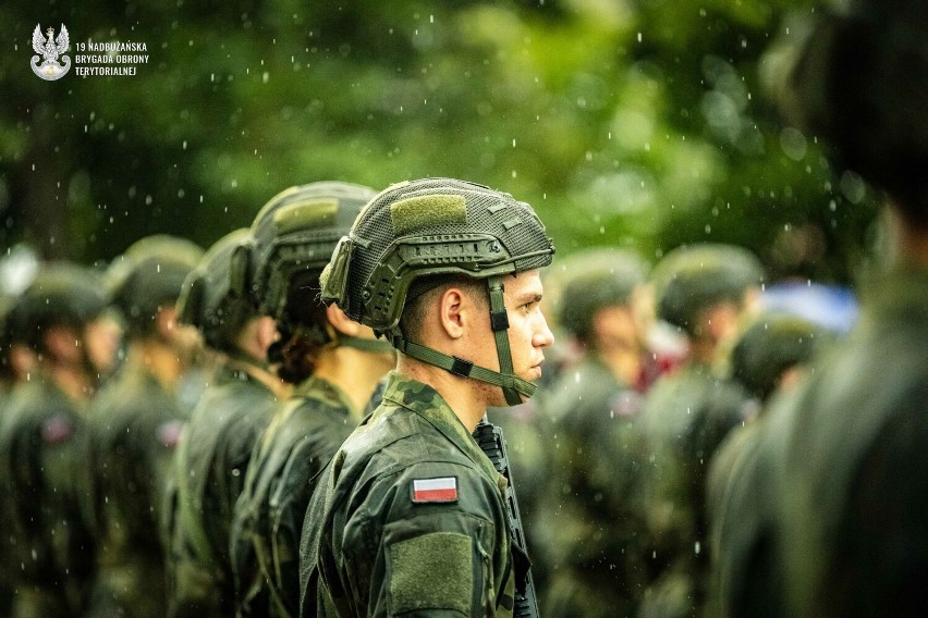 Żołnierze w strugach deszczu złożyli przysięgę. Zobacz zdjęcia
