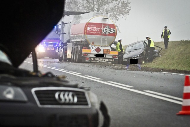 W Tarkowie Górnym doszło do wypadku. Droga krajowa nr 25 z Bydgoszczy do Inowrocławia była zablokowana.

Ciężarówka wioząca olej napędowy zderzyła się z dwoma samochodami osobowymi. Dwie osoby zostały ranne.