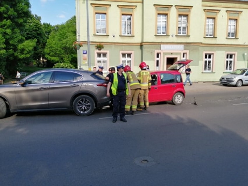 Zderzenie dwóch osobówek niedaleko mijanki w Wałbrzychu. Uwaga na utrudnienia [ZDJĘCIA]