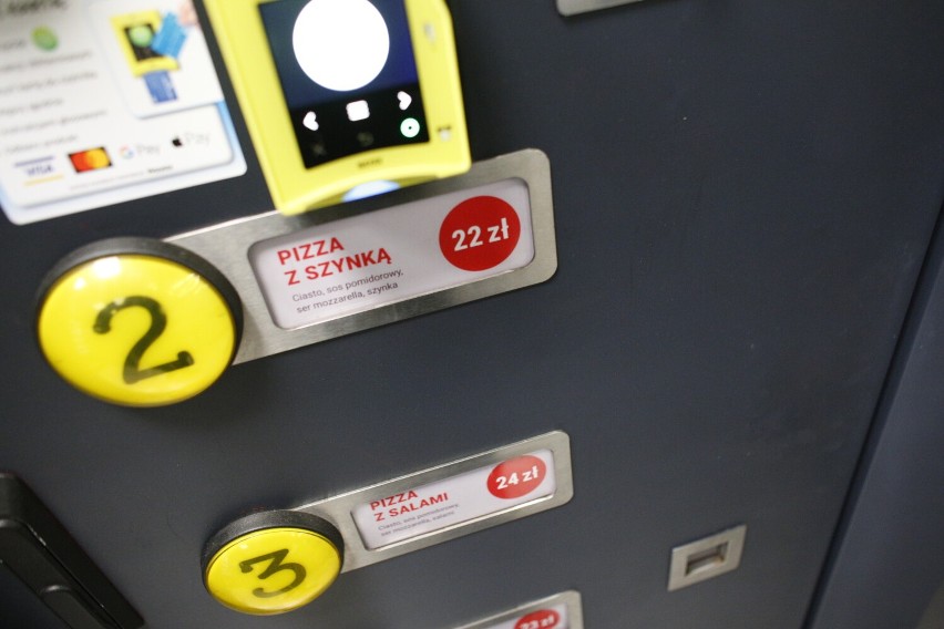 Pierwszy automat z pizzą stanął w Warszawie. Pizzomat serwuje świeżo upieczoną pizzę w trzy minuty 