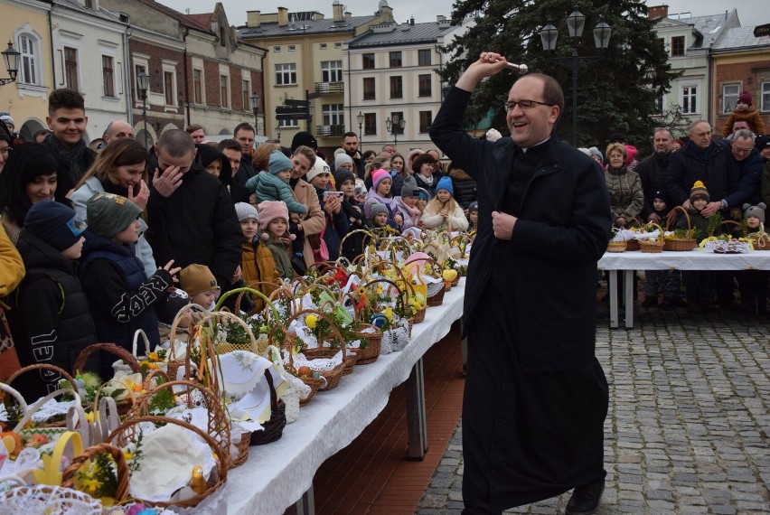 Mieszkańcy Krosna tłumnie przyszli na rynek na święcenie wielkanocnych pokarmów [ZDJĘCIA]