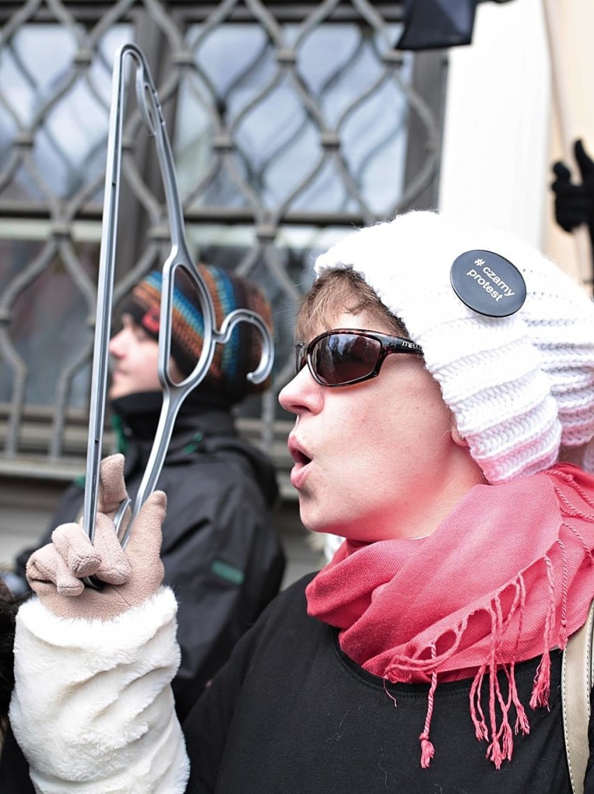 Kraków. Kobiety protestowały przeciwko zaostrzeniu ustawy antyaborcyjnej 