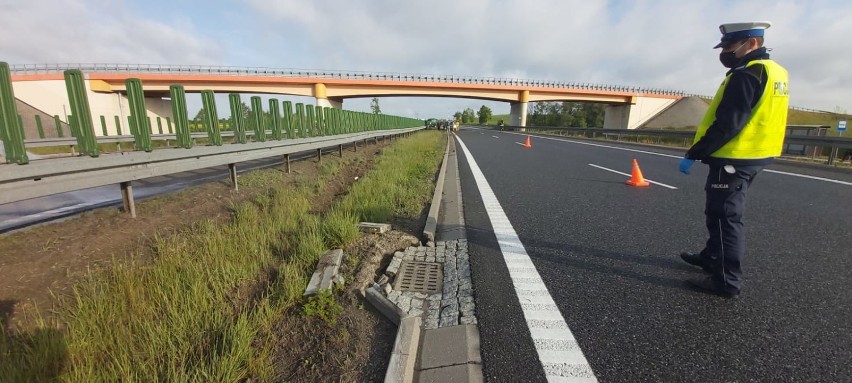 Groźnie wyglądająca kolizja w Nowinie. 19-latek kierujący BMW na łuku drogi stracił panowanie nad autem