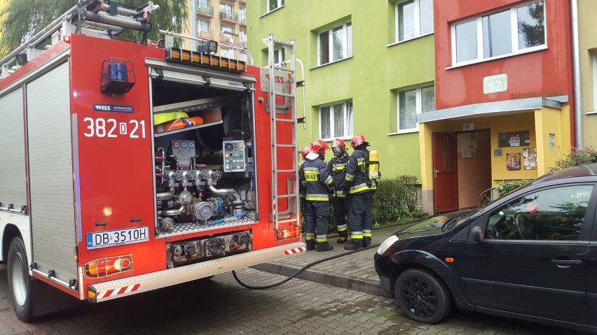 Wałbrzych: Pożar w piwnicy bloku mieszkalnego przy ul. Malczewskiego (ZDJĘCIA)