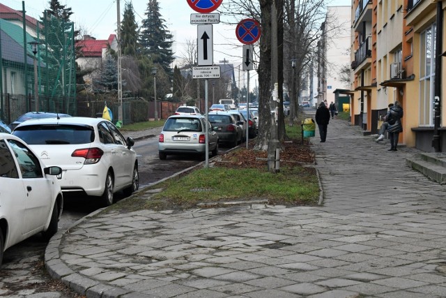 Mieszkańcy ulicy Bukowej na osiedlu Szydłówek nie doczekali się na zapowiadany od lat remont chodników i budowę zatoczek parkingowych.