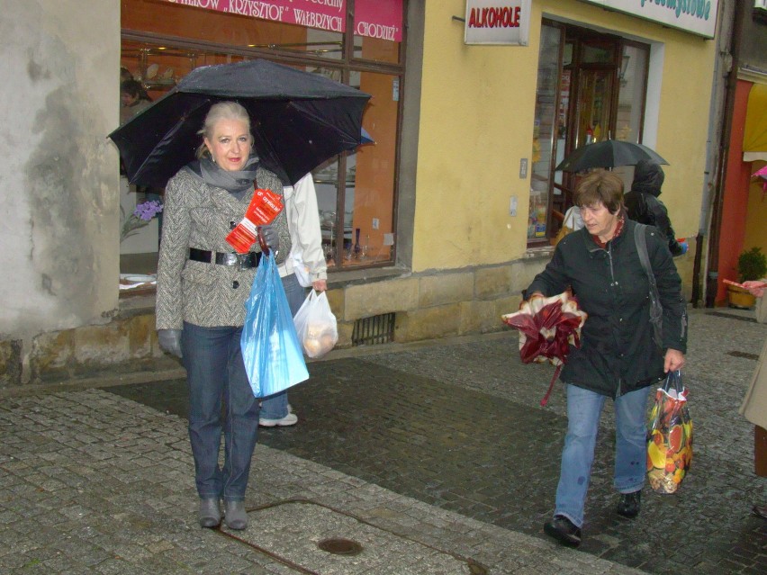 Wadowice: zablokowali drzwi magistratu śmieciami [ZDJĘCIA]