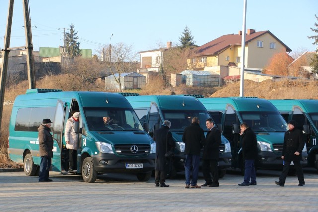 Powiatowy Transport Publiczny już działa. W sieci i na przystankach jest już rozkład jazdy. Wszystkie 14 busów czeka przy dworcu, który pobudowało lipnowskie PUK. Dworzec jest jedną z części Nowego Centrum Lipna.