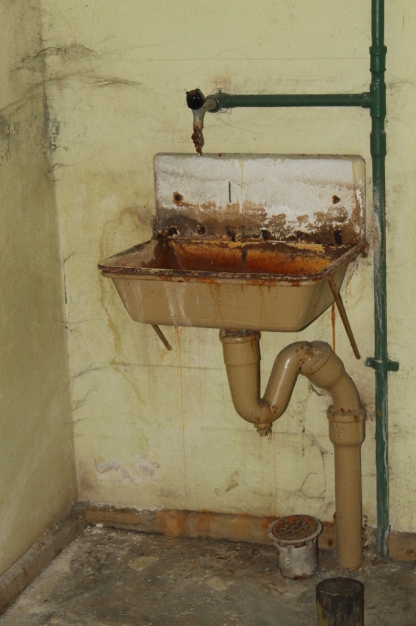 Stare sanitariaty w schronie przywodzą na myśl obrazy z...