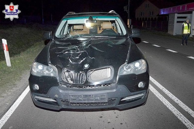 38-letni pieszy na prostym odcinku drogi nagle wtargnął wprost pod samochód marki BMW - takie są wstępne ustalenia policjantów. Mężczyzna zmarł na miejscu zdarzenia.

WIĘCEJ: Tragiczny wypadek w powiecie biłgorajskim