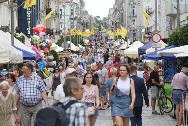 Wielkimi krokami zbliża się tegoroczne Święto Kielc. W weekend, w dniach 22-24 czerwca, jak zwykle nie zabraknie darmowych koncertów wielkich gwiazd oraz atrakcyjnych pokazów – zarówno dla dzieci, jak i starszych uczestników. Od minionego poniedziałku trwa również Jarmark Kielecki, który kusi pysznymi potrawami i rzadkim rękodziełem. Oto, czego możemy spróbować.

>>> ZOBACZ WIĘCEJ NA KOLEJNYCH ZDJĘCIACH 