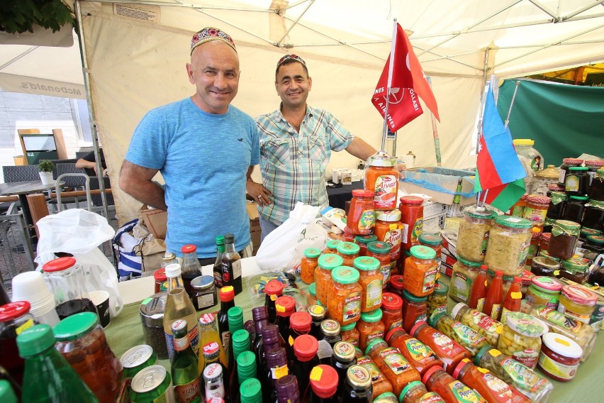 Sahib i Wugar zachwalali smaki prosto z Azerbejdżanu.

>>>...