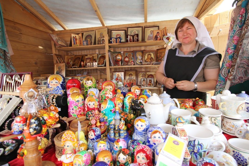 Sprzedawczyni z Białorusi prezentowała urocze...