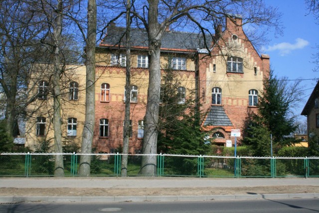 Dziś siedziba MED-COR mieści się w starym budynku, znajdującym się w coraz gorszym stanie.