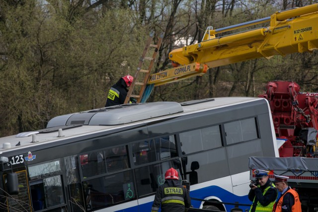 Wyciąganie autobusu linii 122 z rowu trwało kilka godzin