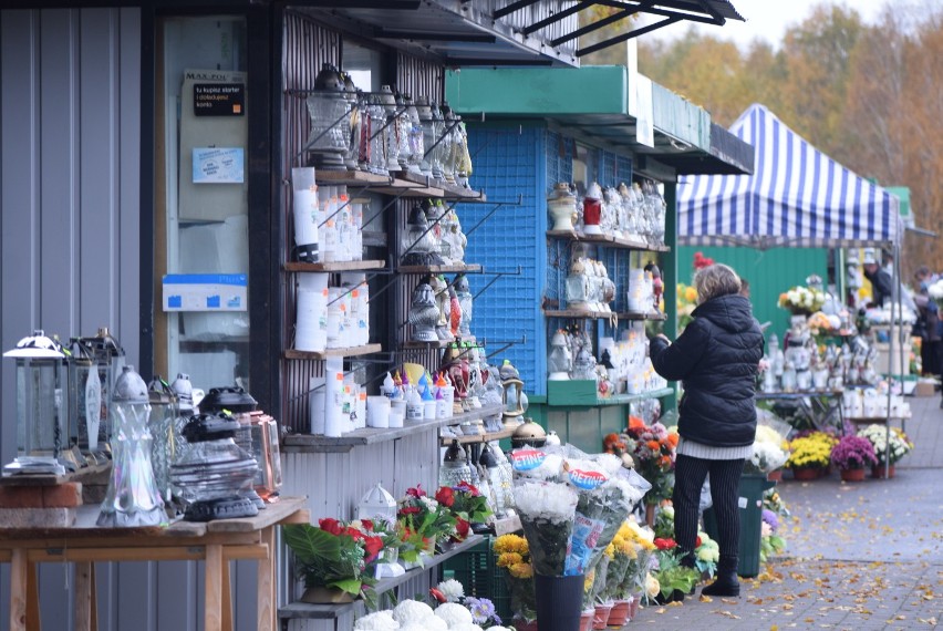 Cmentarz Komunalny w Sieradzu. Mieszkańcy regionu odwiedzają...