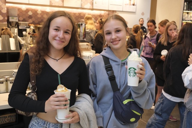 Pierwszą kawiarnię sieci Starbucks w Toruniu otwarto w piątek, 28 lipca, w centrum handlowym Toruń Plaza. Na pierwszych 500 klientów czekały darmowe upominki. Już od rana ustawiła się po nią spora kolejka!