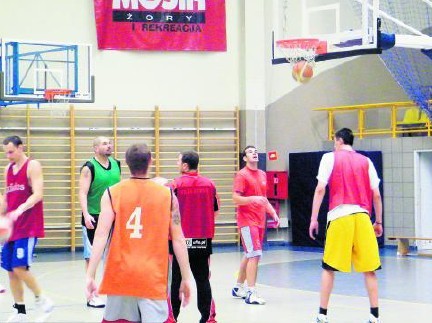 Żorscy koszykarze trenują do jutrzejszego spotkania z drużyną z Rybnika