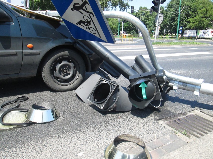Wypadek w Poznaniu: Sygnalizacja spadła na auto