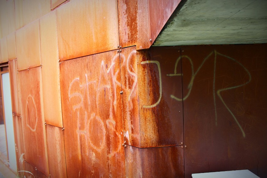 Wybite szyby i graffiti, które oszpeca obiekt