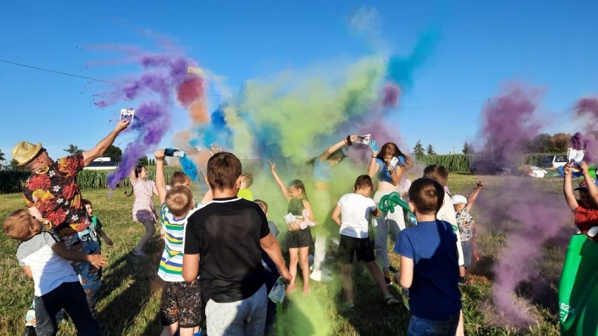 Gmina Lisków. Rodzinny piknik "Bitwa na kolory"