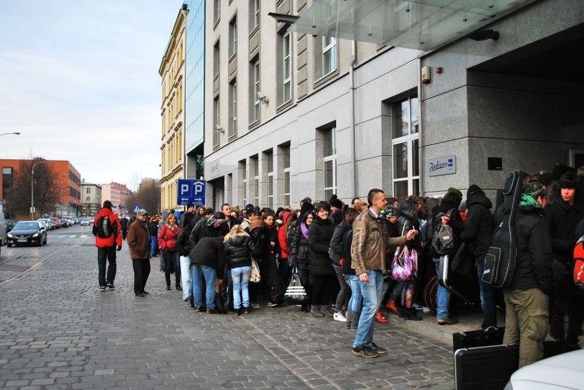 Pod hotelem Radisson, w którym odbyły się eliminacje,...