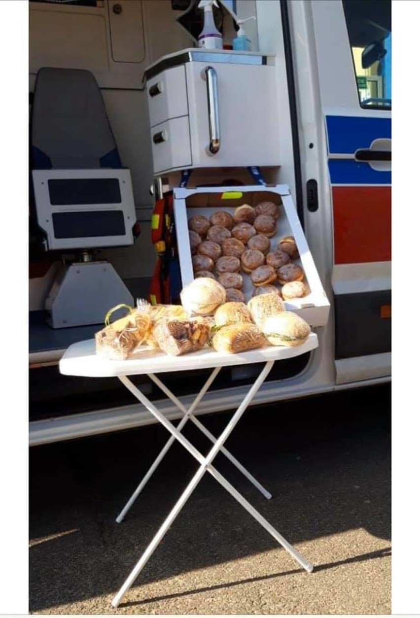 Piekarnia podarowała pracownikom Szpitala Powiatowego w Radomsku pączki, bułki, kanapki i ciastka