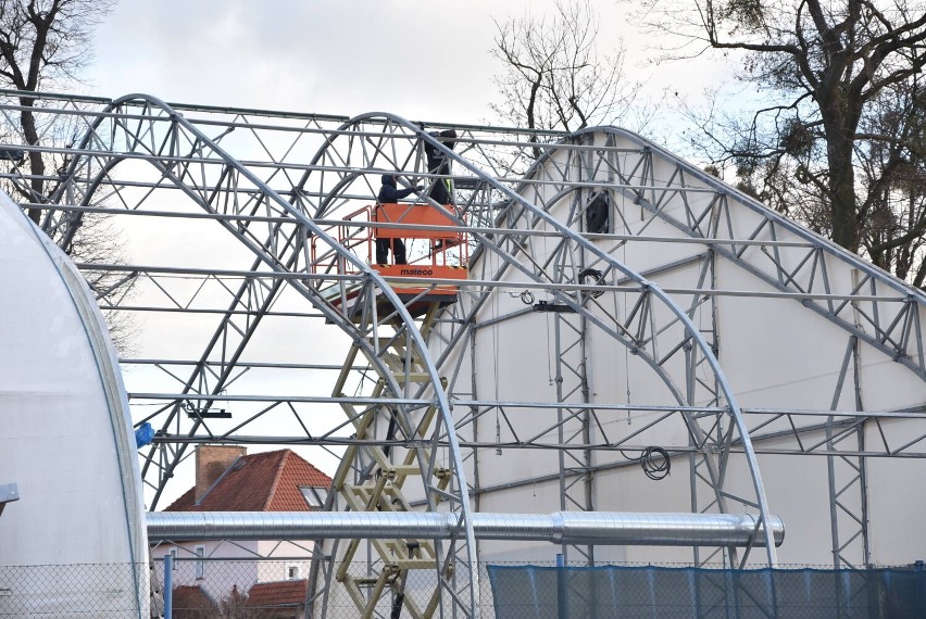 Malbork. Lodowisko będzie większe. Na razie trwa rozbudowa hali, a sezon zimowy rozpocznie się w grudniu 