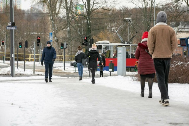 07.02.2023 bydgoszcz wyszynskiego rondo fordonskie oblodzony chodnik snieg zima .
fot: arkadiusz wojtasiewicz/polskapress