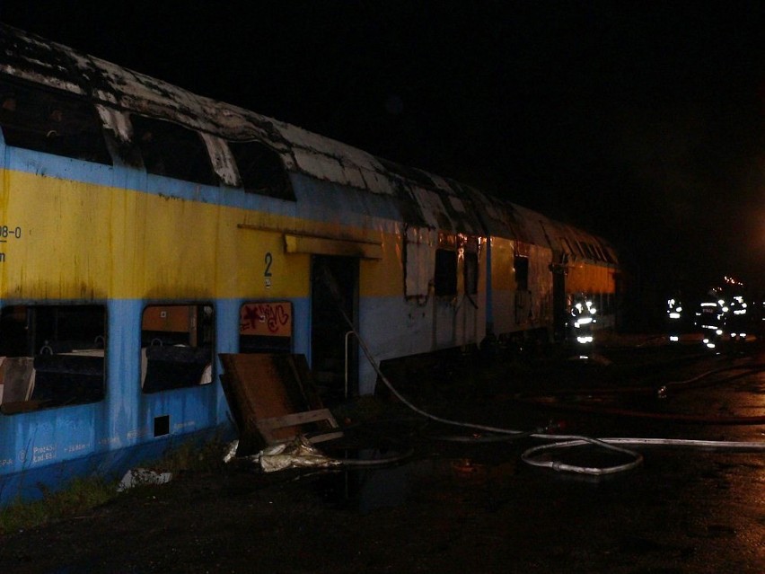 Pożar w Lesznie. Spaliły się dwa wagony stojące na bocznicy...