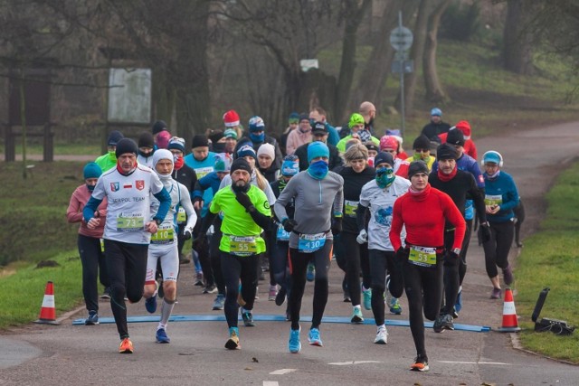 Trening biegowy Zimowa ZaDymka w niedzielę (20.12.2020 r.) odbył się alejkami bydgoskiego Myślęcinka. Potrenować formę biegacze mogli na dwóch dystansach: 5 i 10 km