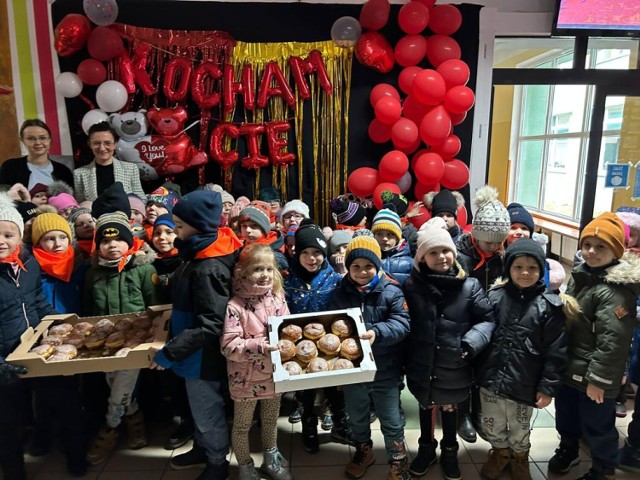 W Szkole Podstawowej nr 8 im. Mikołaja Kopernika w Lęborku połączono świętowanie z charytatywnym celem. Pomysł społeczności szkolnej wsparła społeczność Przedszkola nr 2.