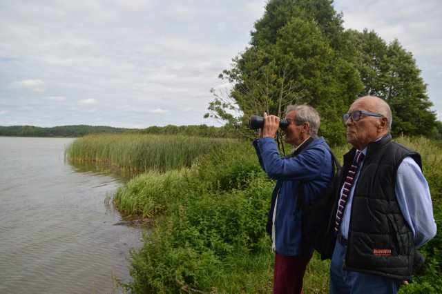Panowie - Czesław Stoba i Mieczysław Ronkowski - zauważyli, że jezioro Krąg powoli przestaje być enklawą dla ptactwa wodnego