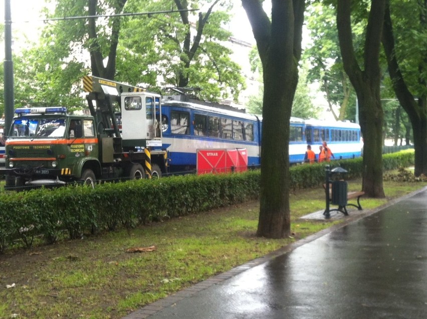 Kraków. Wypadek na Dietla. Pieszy śmiertelnie potracony przez tramwaj [ZDJĘCIA, WIDEO]