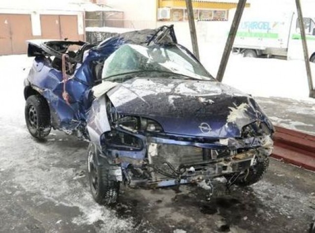Opel tigra uderzył w drzewo. Dwie osoby nie żyją