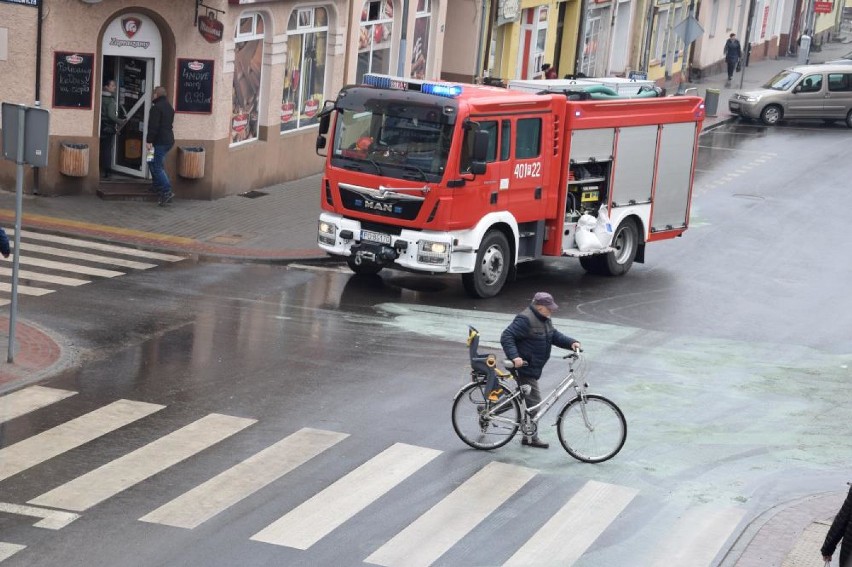 Chodzież: Strażacy neutralizowali plamy oleju na ul. Wojska Polskiego [FOTO]