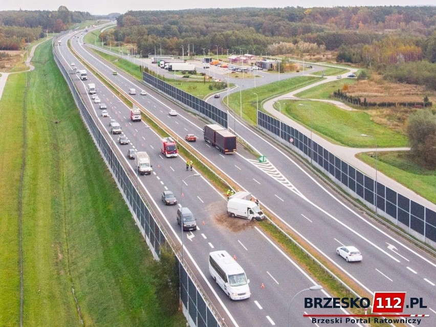 Utrudnienia na A4. Bus uderzył w bariery, zablokowany jeden pas ruchu