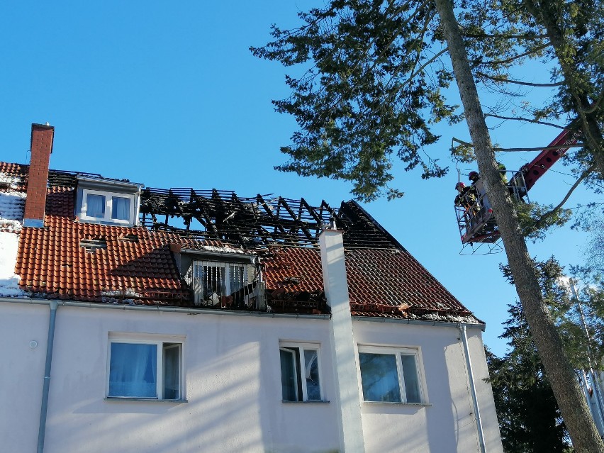 Dramat w Podczelu: mężczyzna uciekał przez dach przed płomieniami