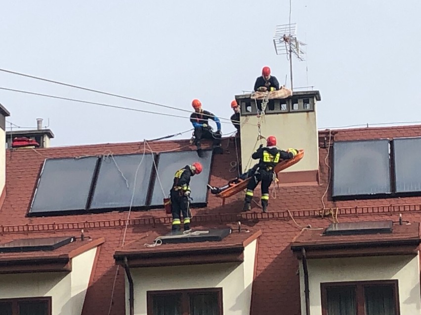 Sucha Dolina. Ewakuowali dwie osoby z dachu hotelu. Sądeccy strażacy ćwiczyli wspólnie z innymi służbami ratunkowymi