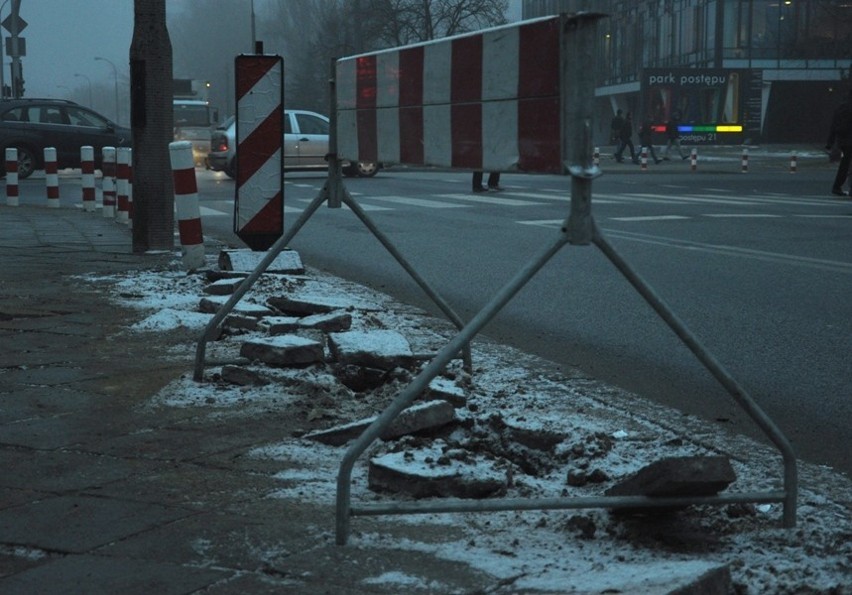 Na ul. Postępu nie ma już słupków parkingowych (ZDJĘCIA)