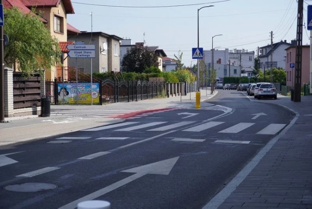 Trwająca od miesięcy przebudowa ulicy Ogrodowej w Żorach została zakończona. W ramach inwestycji została wykonana nowa nawierzchnia drogi, powstał nowoczesny ciąg pieszo-rowerowy oraz uporządkowana została zieleń w pasie drogowym