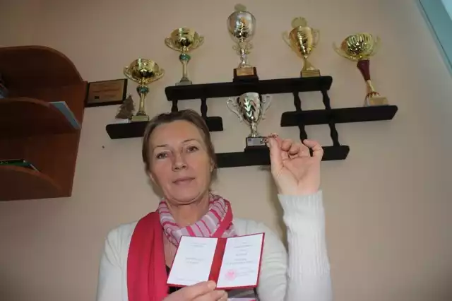 Krystyna Męcik (UTW Łazy) z brązową odznaką za zasługi dla sportu.